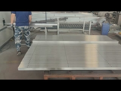 تلميع عمود سياج شبكي قبل الطلاء بالمسحوق