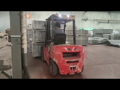 يتم وضع البضائع المعبأة في المستودع