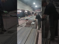 عمود السياج يجري تلميعه وتصفيحه