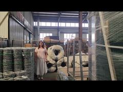 طريقة تغليف الأسلاك الشائكة المستخدمة على الجزء العلوي من السياج ثلاثي الأبعاد