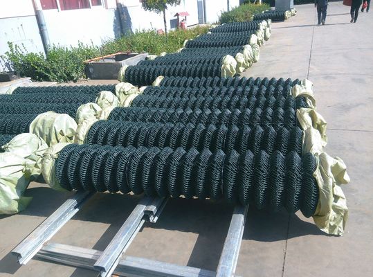 لوحات السياج المغطاة بـ PVC في اللون الأسود لبوابات الشريط